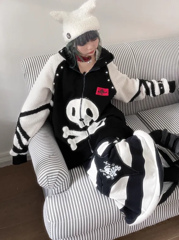 Raglan Riveted Zip-Up Skull Hoodie Sleeve